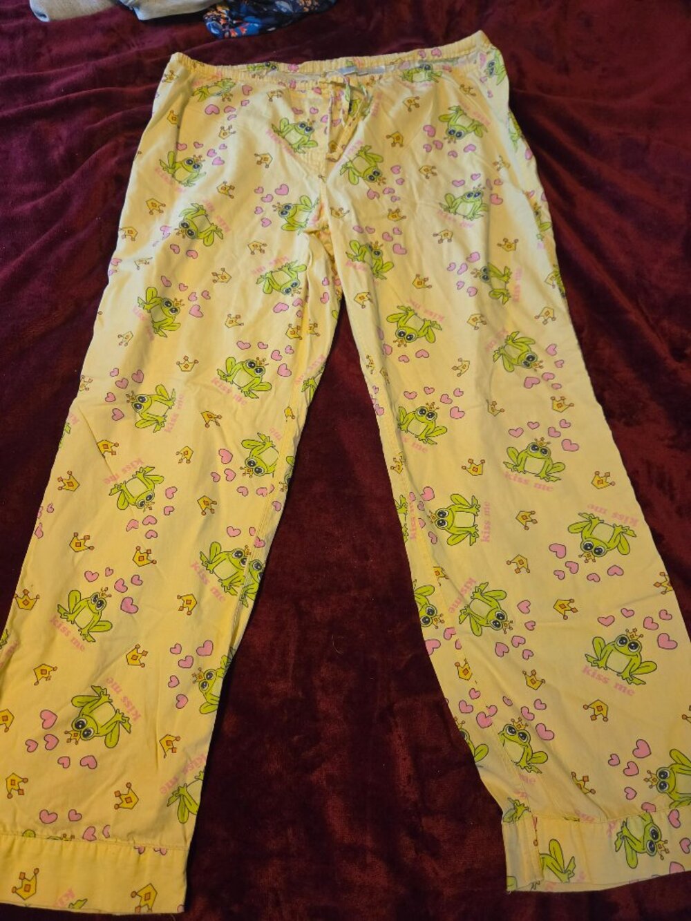 pajamas pants with allover prints of frogs wearing crowns & hearts size m
